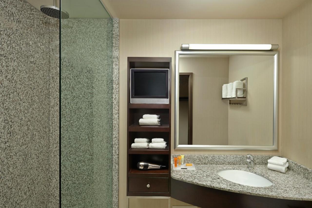 Acclaim Hotel By Clique Calgary Bagian luar foto